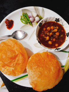 छोले भटूरे (Chole bhature recipe in hindi) रेसिपी मुख्य फोटो