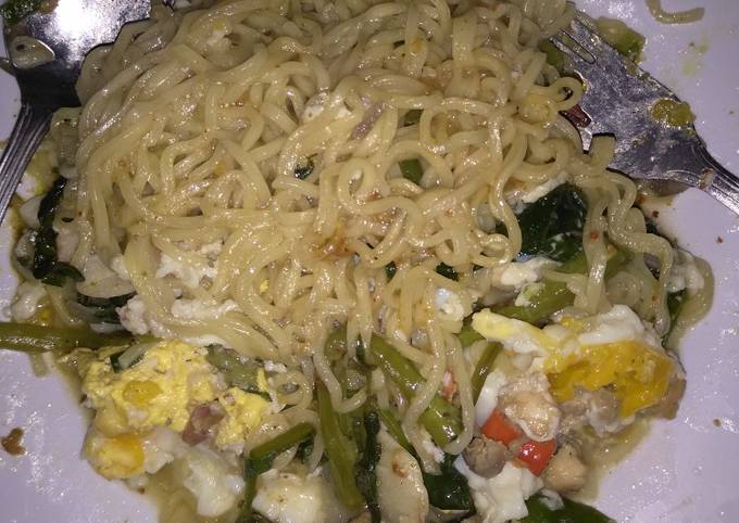 Mie kangkung sedaap