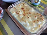 Una foto de coliflor al horno gratinada