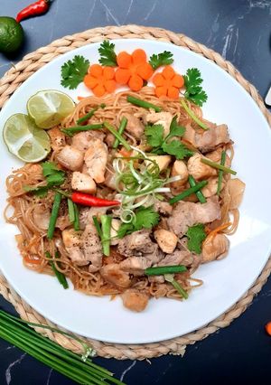 Hình của món MÓN PHILIPPIN: MIẾN XÀO GÀ HEO KIỂU PHILIPPIN 🇵🇭.