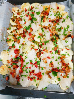 Una foto de Merluza con patatas al pimentón