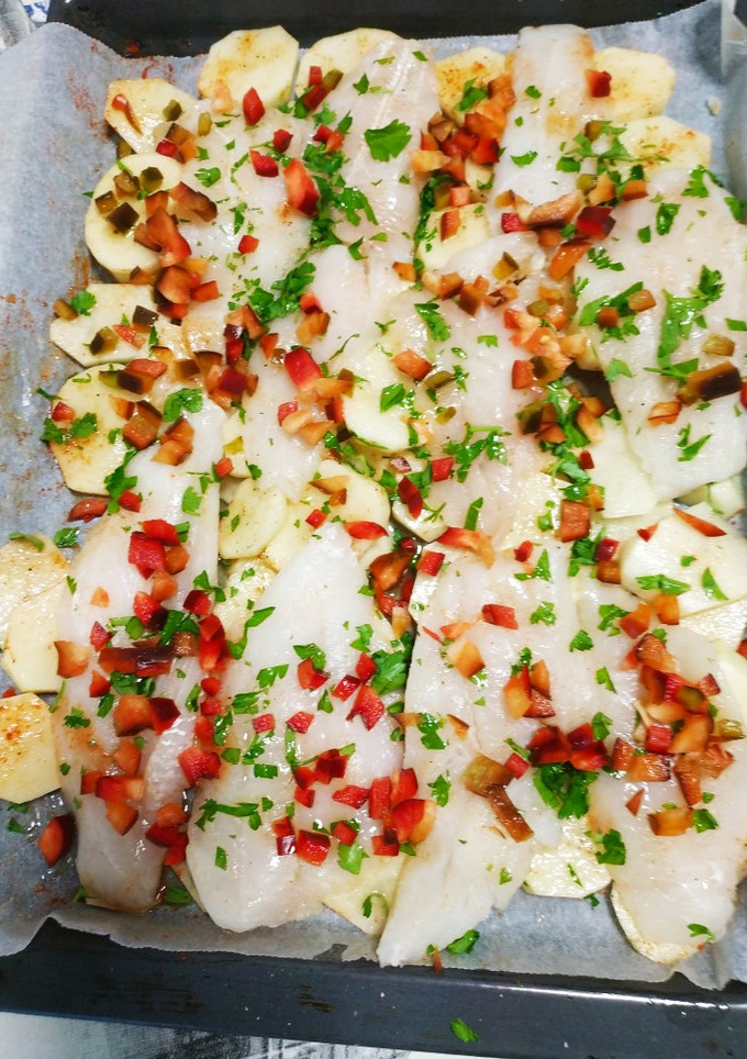 Una foto de Merluza con patatas al pimentón