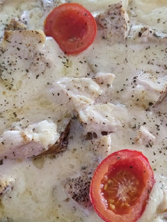 Una foto de Pollo con papitas mozzarella al tomate