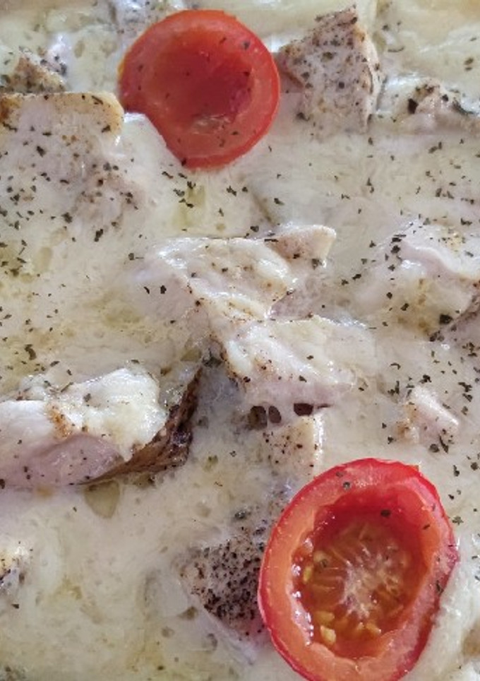 Una foto de Pollo con papitas mozzarella al tomate