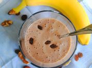 Una foto di dolce con banane e cioccolato senza uova
