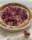 Cheesecake autunnale senza lattosio, con arancia candita, cioccolato e salsa di barbabietola