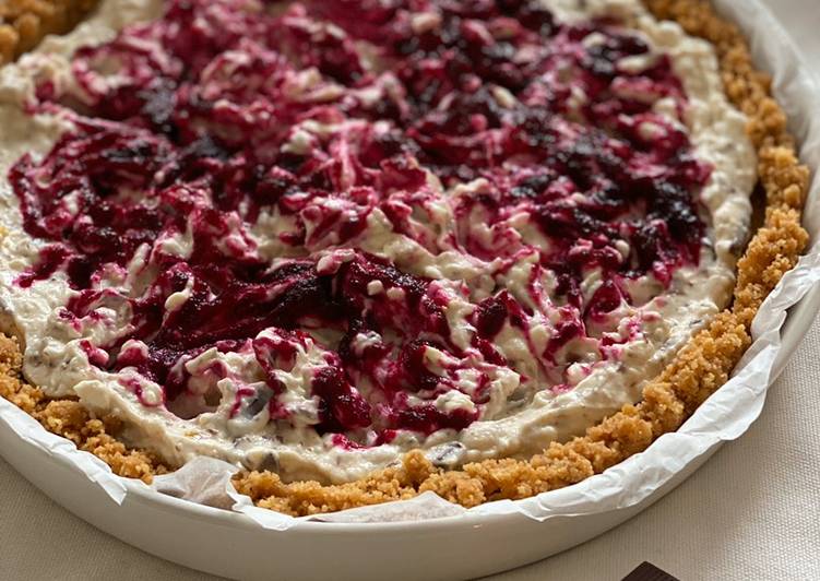 Cheesecake autunnale senza lattosio, con arancia candita, cioccolato e salsa di barbabietola