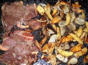 Una foto de Bife ancho al horno con papas en cuña