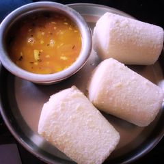A picture of Tumbler Idlis.