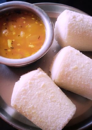 A picture of Tumbler Idlis.