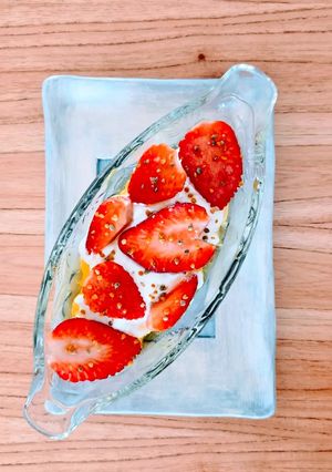 Una foto de Copa de frutillas diferente 🍓fresas, chía, yogur de búfala, AOVE, sal en escamas y polen de abejas 🐝