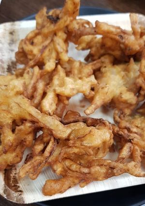 प्याज़ के पकौड़े(pyaz ke pakode recipe in hindi) रेसिपी मुख्य फोटो