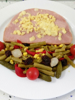 Una foto de Jamón braseado con queso y ensalada