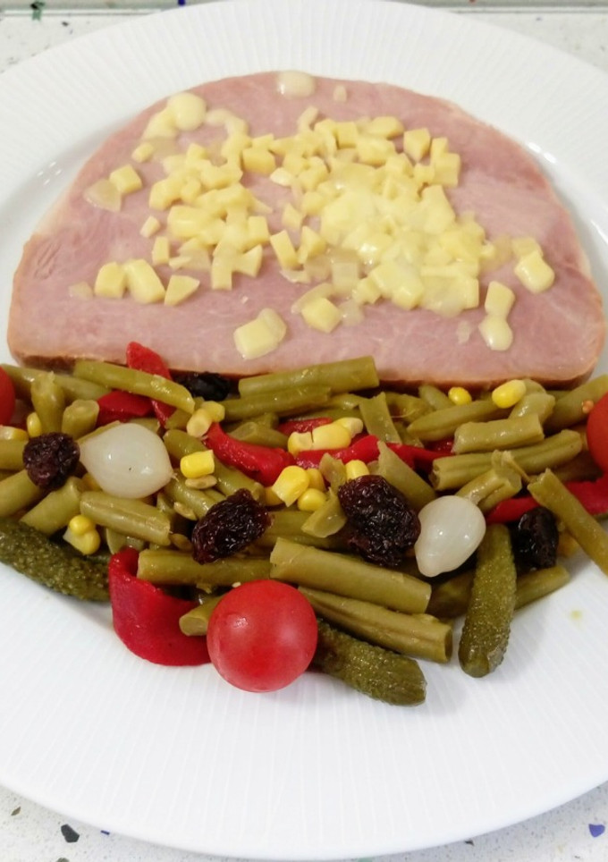 Una foto de Jamón braseado con queso y ensalada