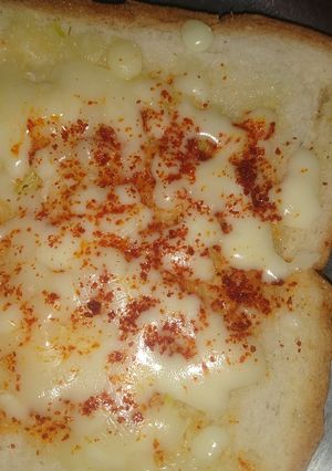 ચીઝ ગાર્લીક બ્રેડ (Cheese Garlic Bread Recipe In Gujarati) રેસીપી મુખ્ય ફોટો