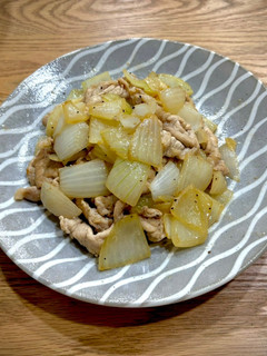 A picture of Stir-Fried Pork with Onions.