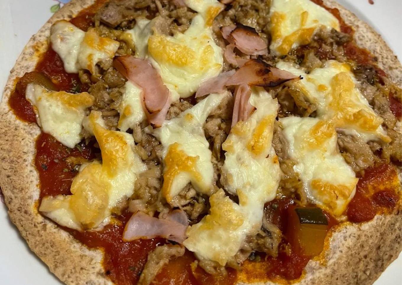 Pizza con tortita de trigo integral en freidora de aire