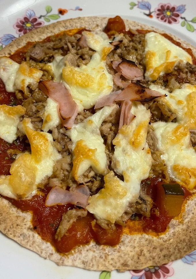 Una foto de Pizza con tortita de trigo integral en freidora de aire