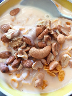 Una foto de Yogur con cereal sin azúcar y frutos secos