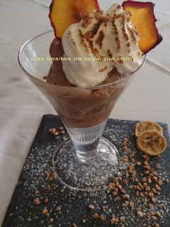 Una foto de Helado de plátano y chocolate light con thermomix