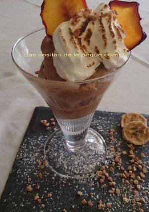 Una foto de Helado de plátano y chocolate light con thermomix