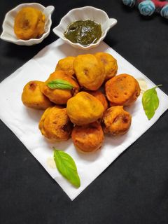 मूंग दाल आलू बोंडा (Moong dal aloo bonda recipe in Hindi) रेसिपी मुख्य फोटो