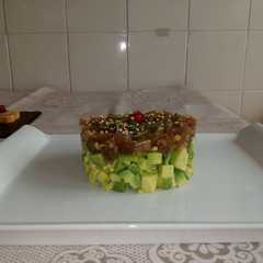Una foto de Tartar de atún rojo y aguacate