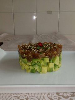 Una foto de Tartar de atún rojo y aguacate