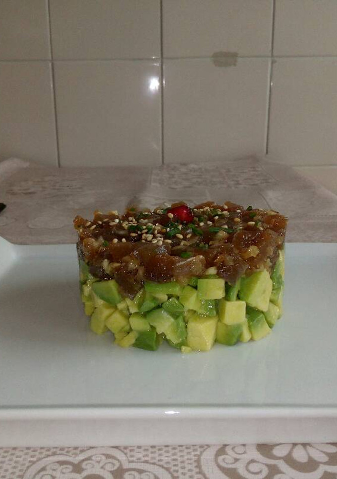 Una foto de Tartar de atún rojo y aguacate