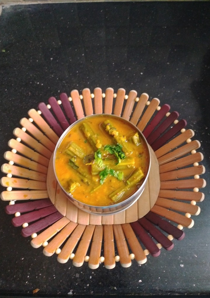 * முருங்கைக் காய் பொரிச்சக் கூட்டு * (murungaikkai koottu recipe in tamil) செய்முறை முக்கிய புகைப்படம்