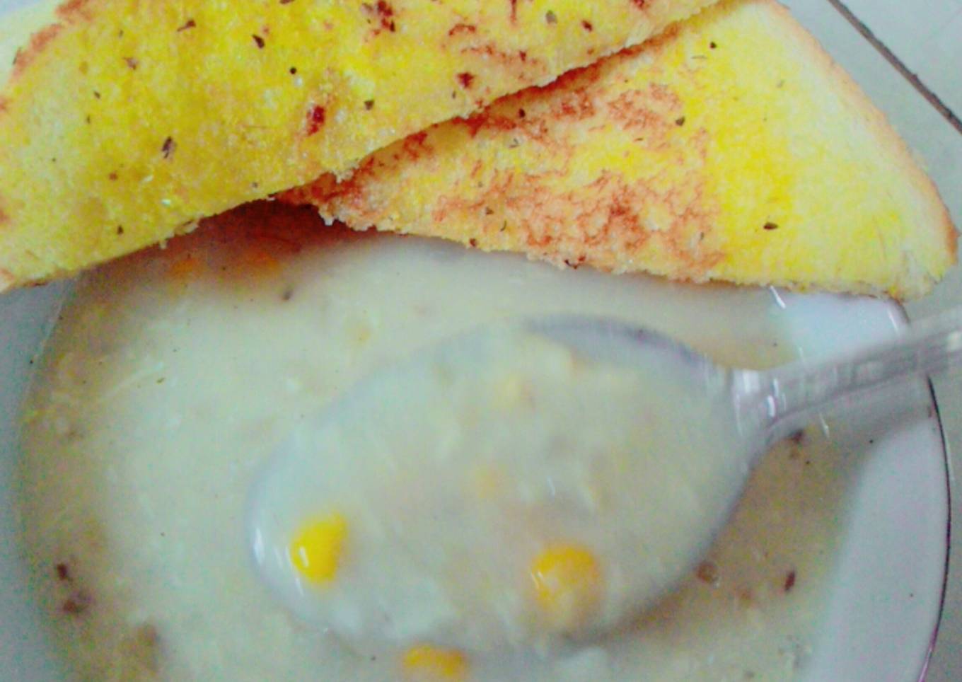 Cream chicken soup & garlic bread