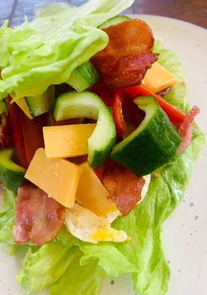 A picture of Lettuce Sandwich.