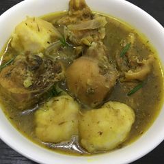 A picture of Yam and chicken peppersoup.