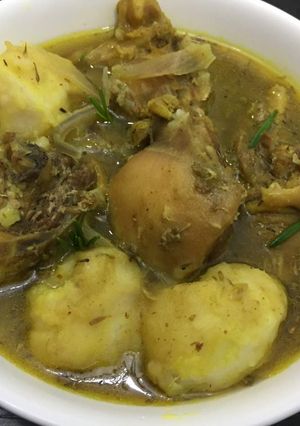 A picture of Yam and chicken peppersoup.