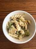 Pasta Alfredo con pollo y brócoli