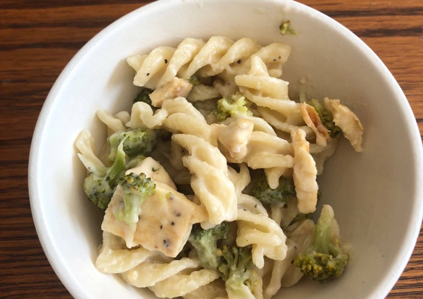 Pasta Alfredo con pollo y brócoli