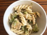 Una foto de pasta con pollo asado