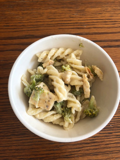 Una foto de Pasta Alfredo con pollo y brócoli