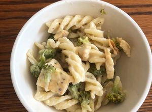 Una foto de Pasta Alfredo con pollo y brócoli