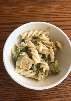 Una foto de Pasta Alfredo con pollo y brócoli