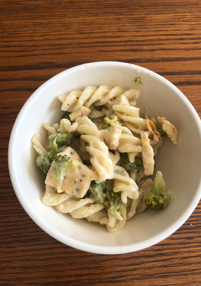 Una foto de Pasta Alfredo con pollo y brócoli