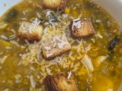 Una foto de sopa de cebolla