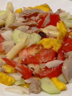 Una foto de Ensalada de macarrones con tortilla
