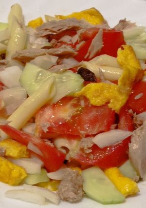 Una foto de Ensalada de macarrones con tortilla
