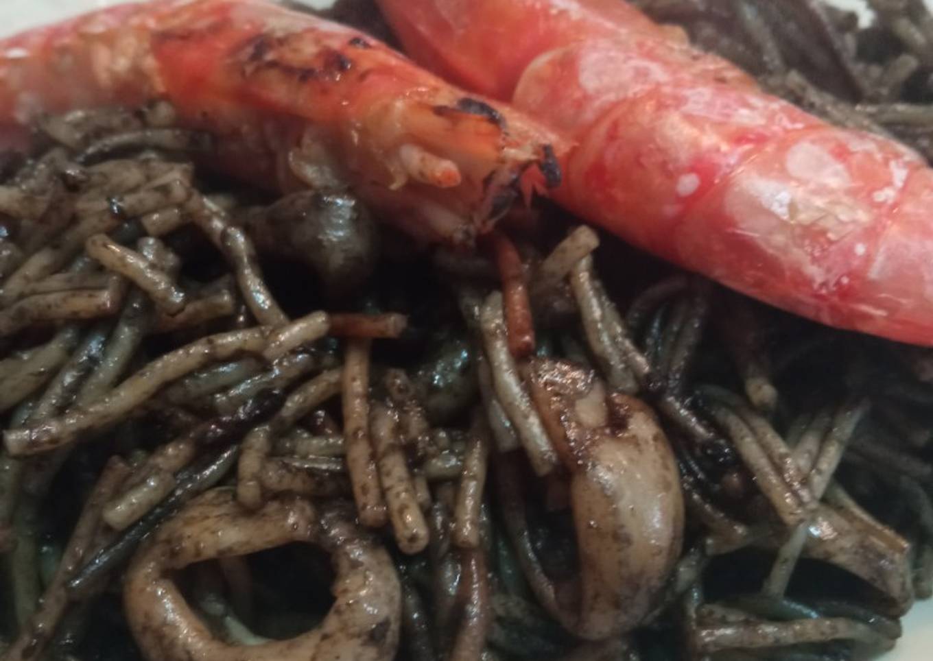 Fideuà negra de marisco