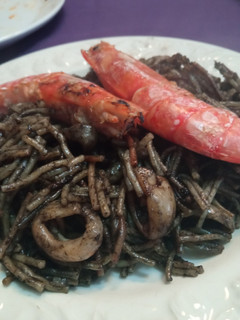 Una foto de Fideuà negra de marisco