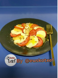 Una foto de Ensalada caprese Tropical