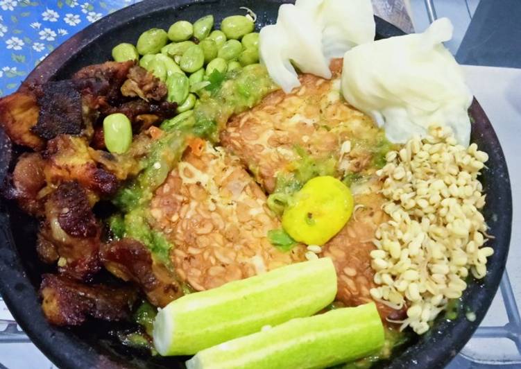 Recipe: Delicious Empal cuwek sambal ijo lalapan komplit