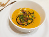 Crema de moniatos i porros amb cruixent d'ibèric i parmesà