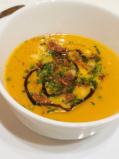 Una foto de Crema de moniatos i porros amb cruixent d'ibèric i parmesà